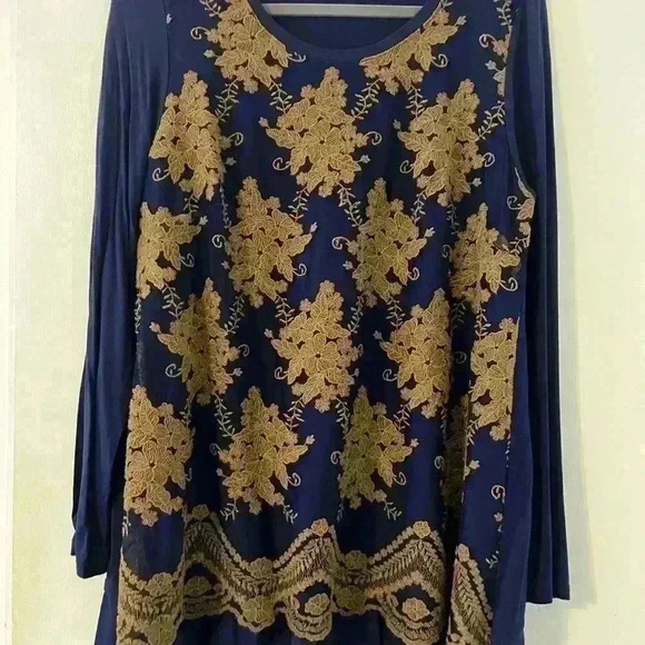 Gorgeous top with intricate detail. Size M (S130) - Picture 4 of 4